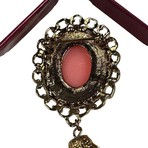 Vintage Costume Cameo Brooch with Dangles - Classic Beauty - Picture 3 of 5